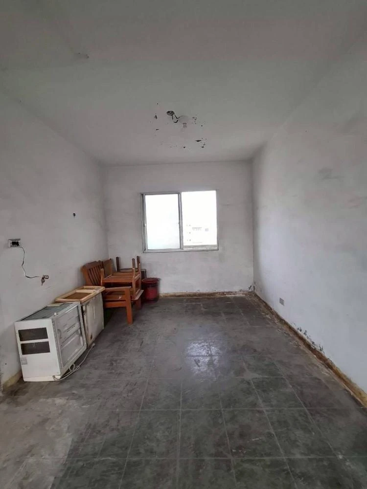 健行公寓室內塑膠地板拆除和廁所打除 局部地面打除和廚房磁磚剔除