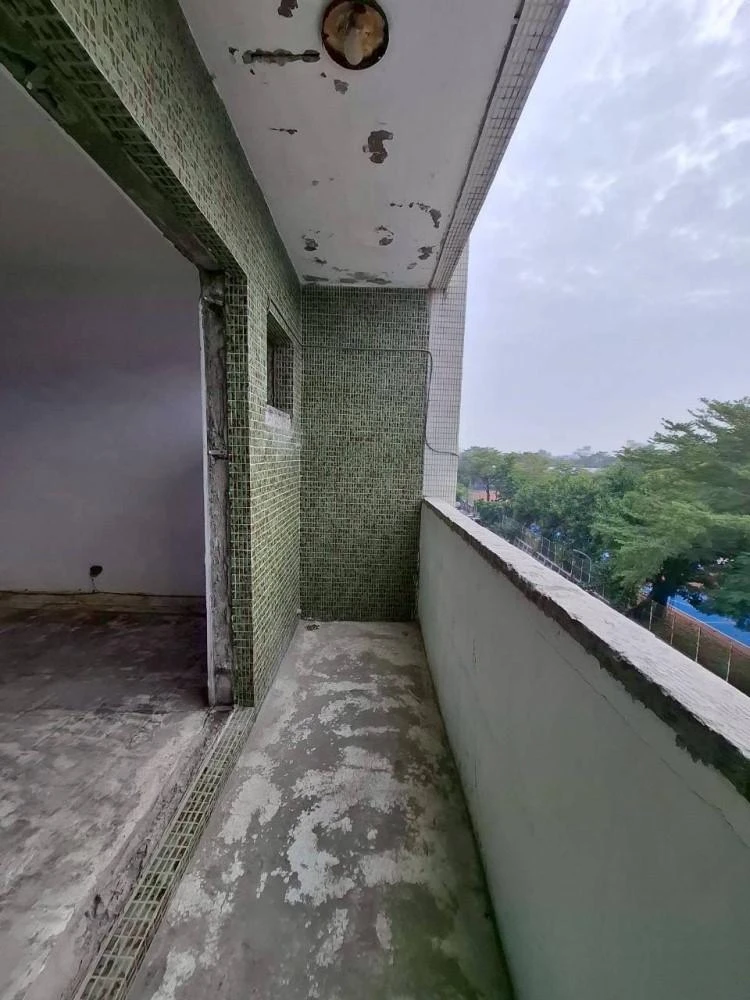 健行公寓室內塑膠地板拆除和廁所打除 局部地面打除和廚房磁磚剔除