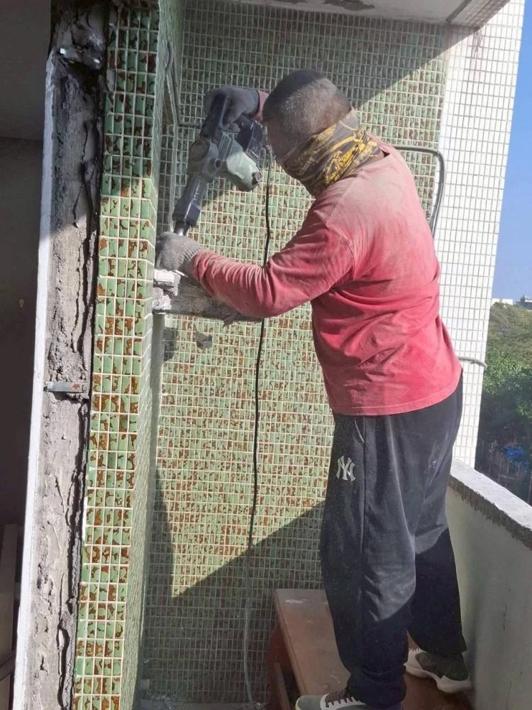 健行公寓室內塑膠地板拆除和廁所打除 局部地面打除和廚房磁磚剔除