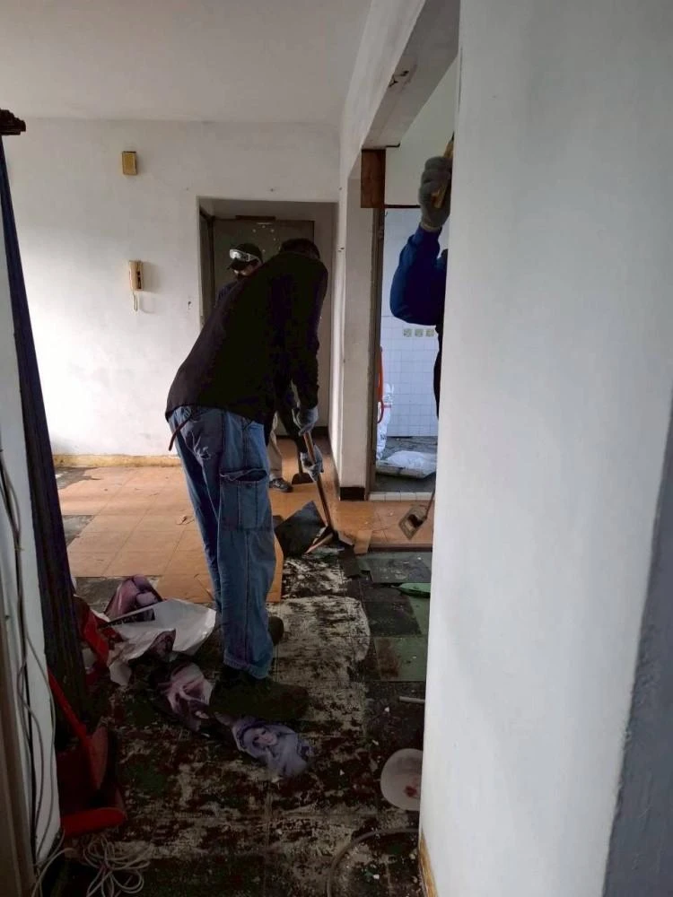 健行公寓室內塑膠地板拆除和廁所打除 局部地面打除和廚房磁磚剔除
