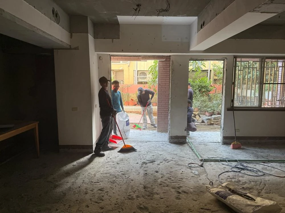 室內裝潢.天花板拆除、局部地磚、廁所打除施工前、中、後
