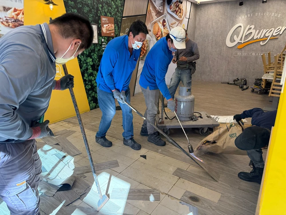 店面局部木作裝潢.木地板拆除、廁所打除見底、廣告紙剔除施工前、中、後