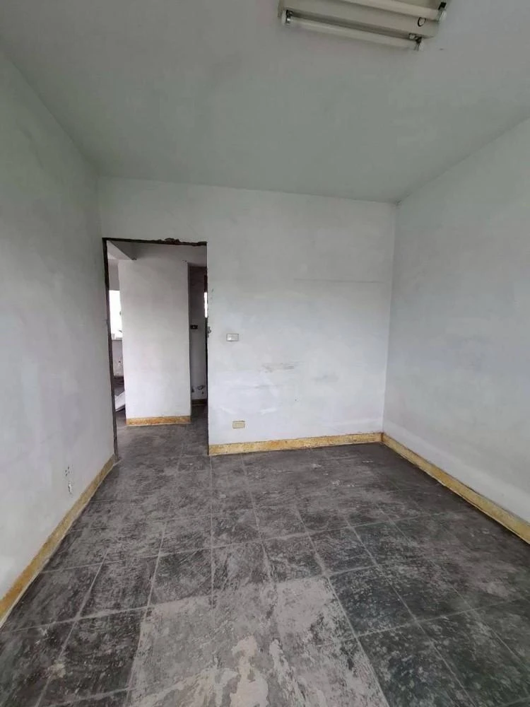 健行公寓室內塑膠地板拆除和廁所打除 局部地面打除和廚房磁磚剔除