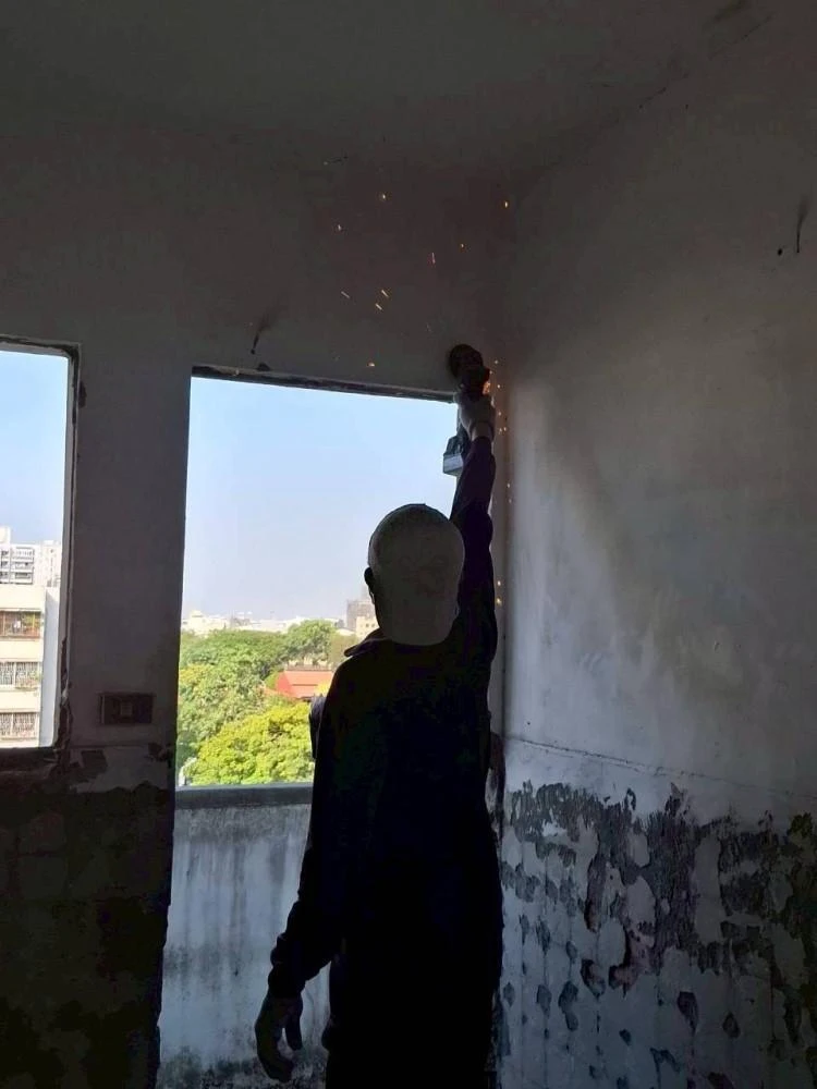 健行公寓室內塑膠地板拆除和廁所打除 局部地面打除和廚房磁磚剔除