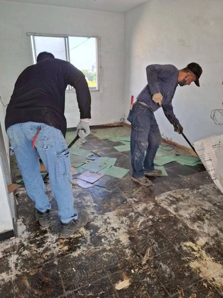 健行公寓室內塑膠地板拆除和廁所打除 局部地面打除和廚房磁磚剔除