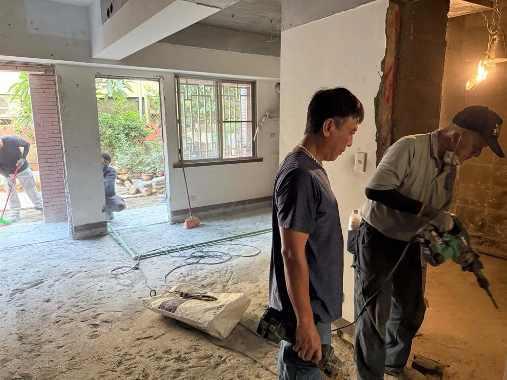 室內裝潢.天花板拆除、局部地磚、廁所打除施工前、中、後