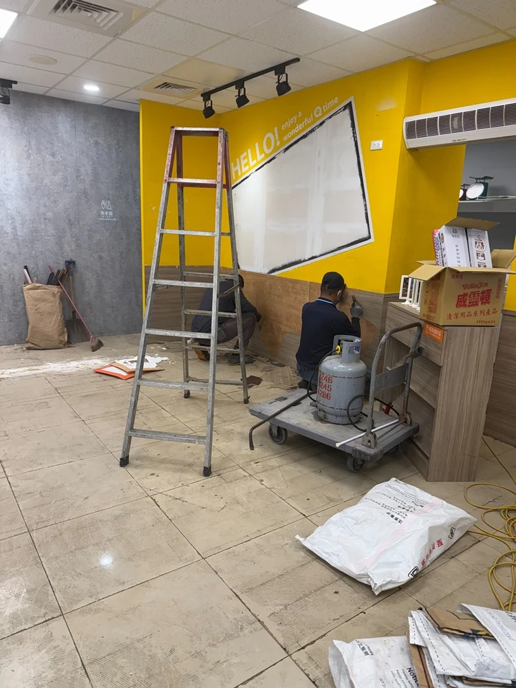 店面局部木作裝潢.木地板拆除、廁所打除見底、廣告紙剔除施工前、中、後