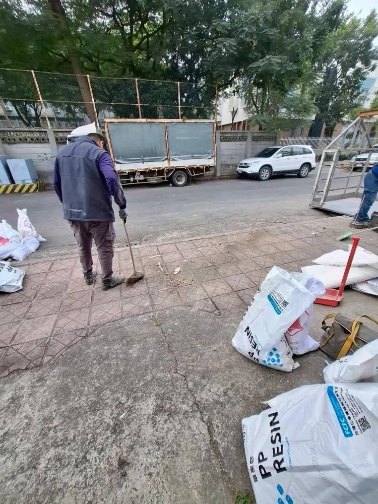 健行公寓室內塑膠地板拆除和廁所打除 局部地面打除和廚房磁磚剔除
