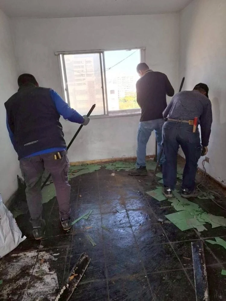 健行公寓室內塑膠地板拆除和廁所打除 局部地面打除和廚房磁磚剔除