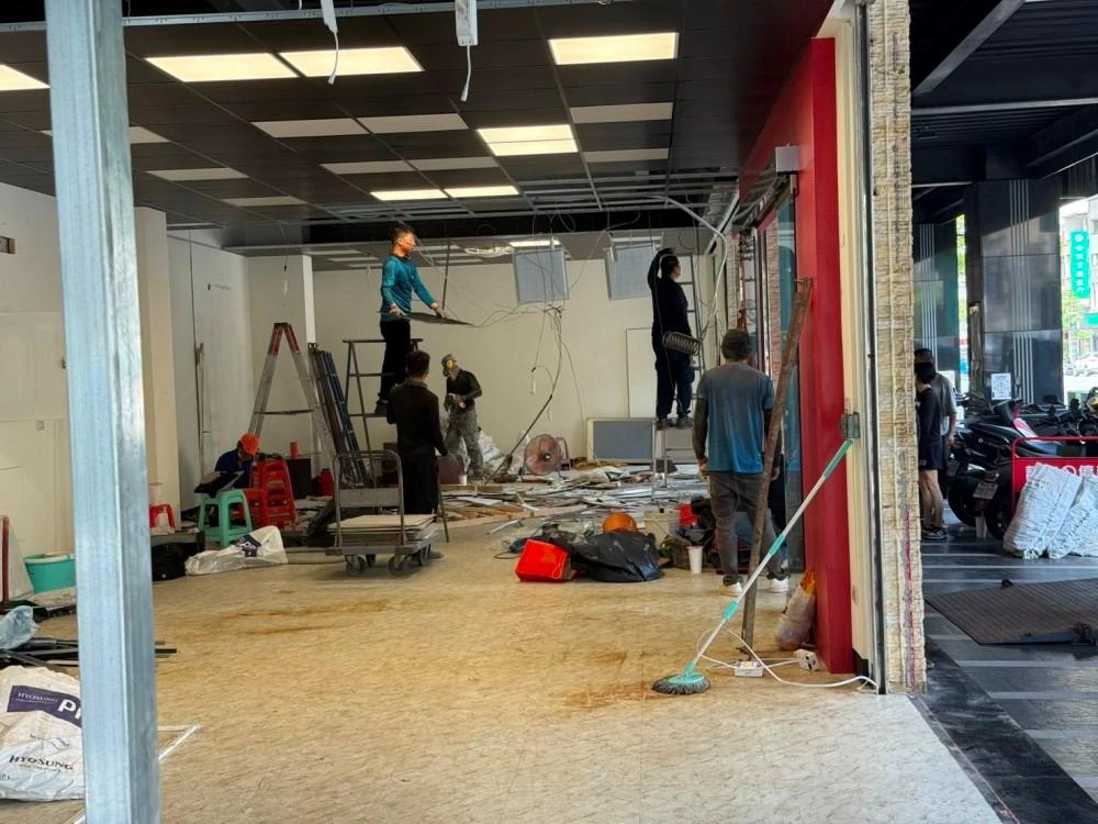 店面裝潢拆除、廁所打除、門開口施工前、中、後