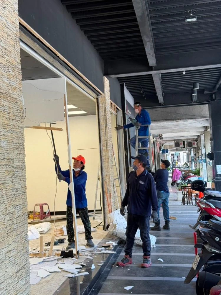 店面裝潢拆除、廁所打除、門開口施工前、中、後
