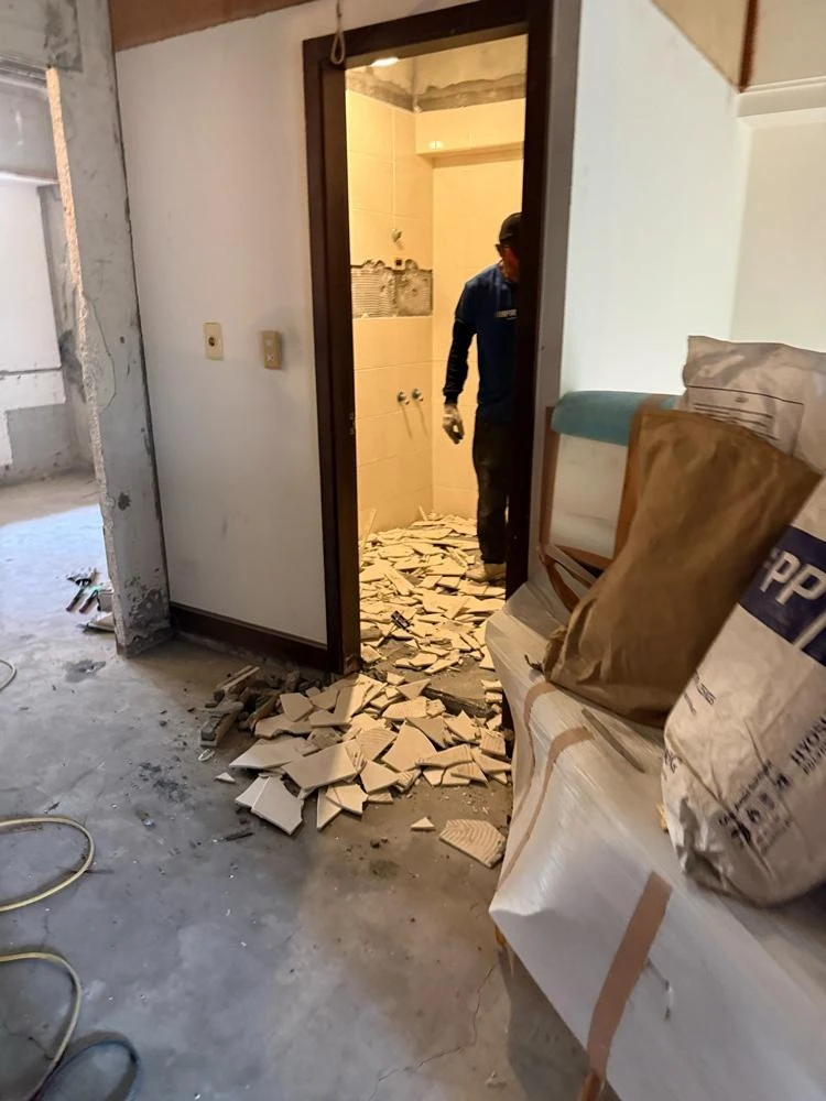 室內裝潢.天花板拆除、局部地磚、廁所打除施工前、中、後