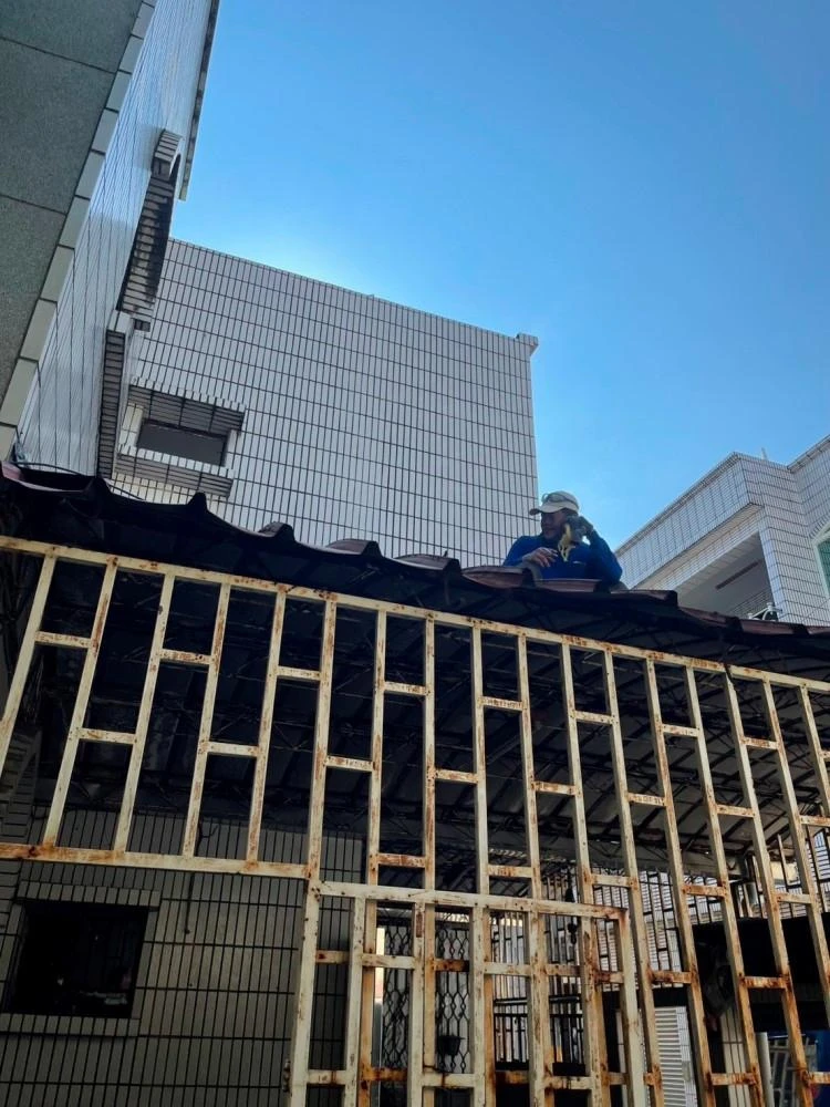 透天1-2樓室內裝潢.窗戶.騎樓鐵皮鐵架拆除、樓梯大里石.局部牆面.廁所見底.地