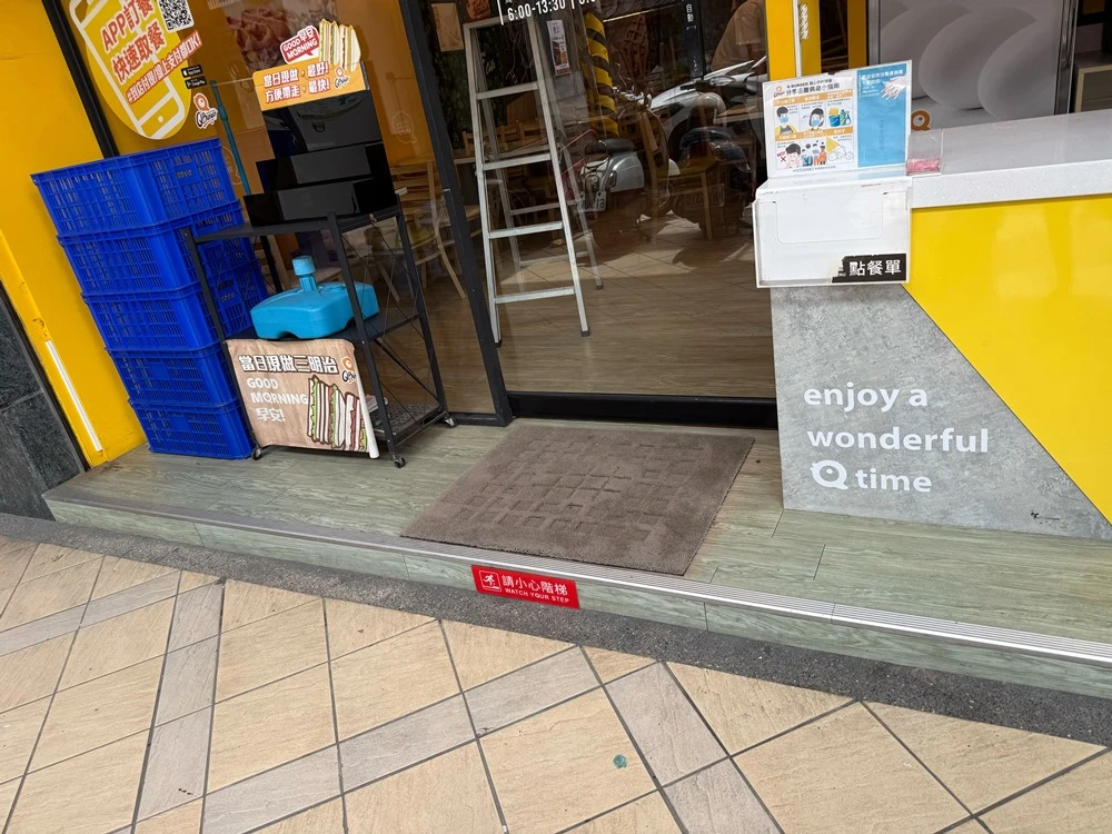 店面局部木作裝潢.木地板拆除、廁所打除見底、廣告紙剔除施工前、中、後
