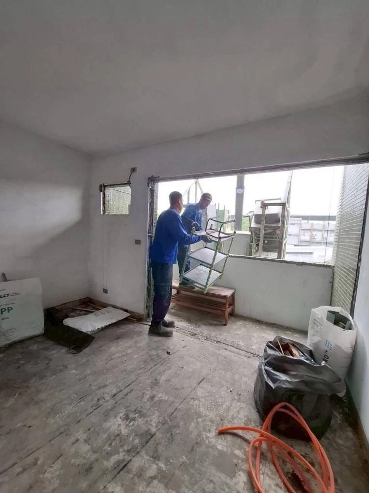 健行公寓室內塑膠地板拆除和廁所打除 局部地面打除和廚房磁磚剔除