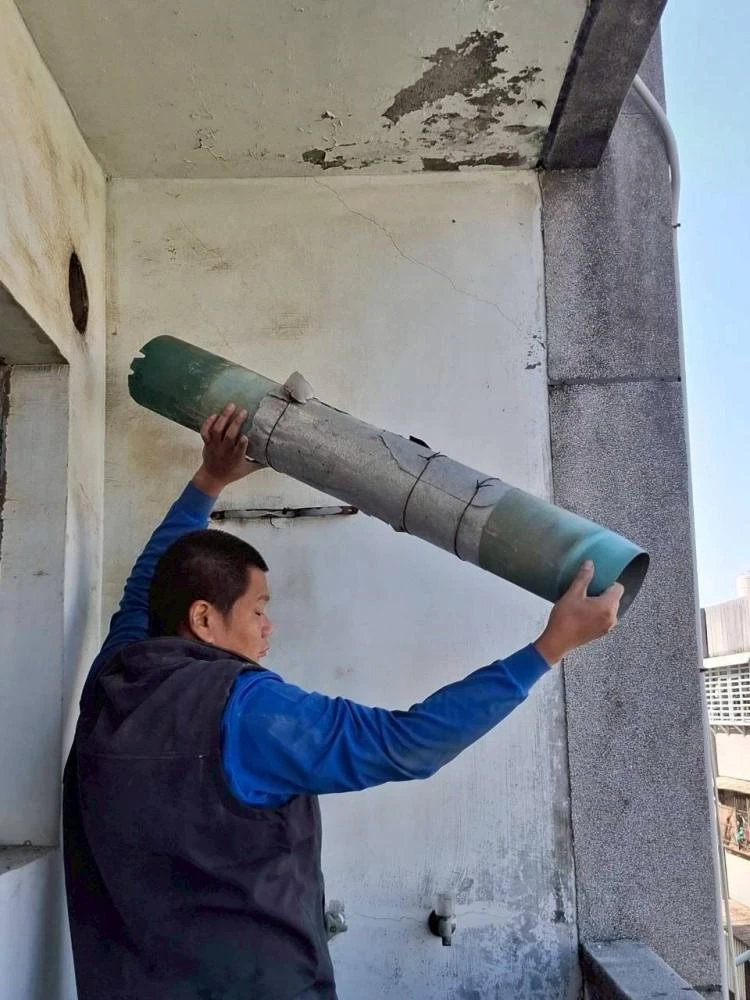 健行公寓室內塑膠地板拆除和廁所打除 局部地面打除和廚房磁磚剔除