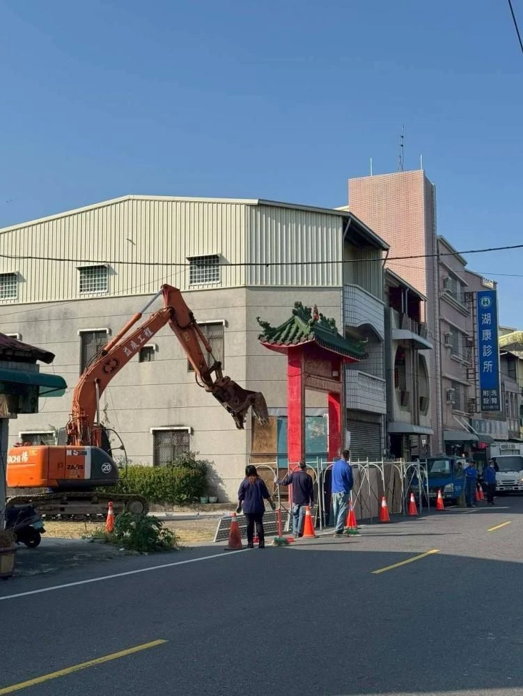 寺廟拱門拆除施工前、中、後