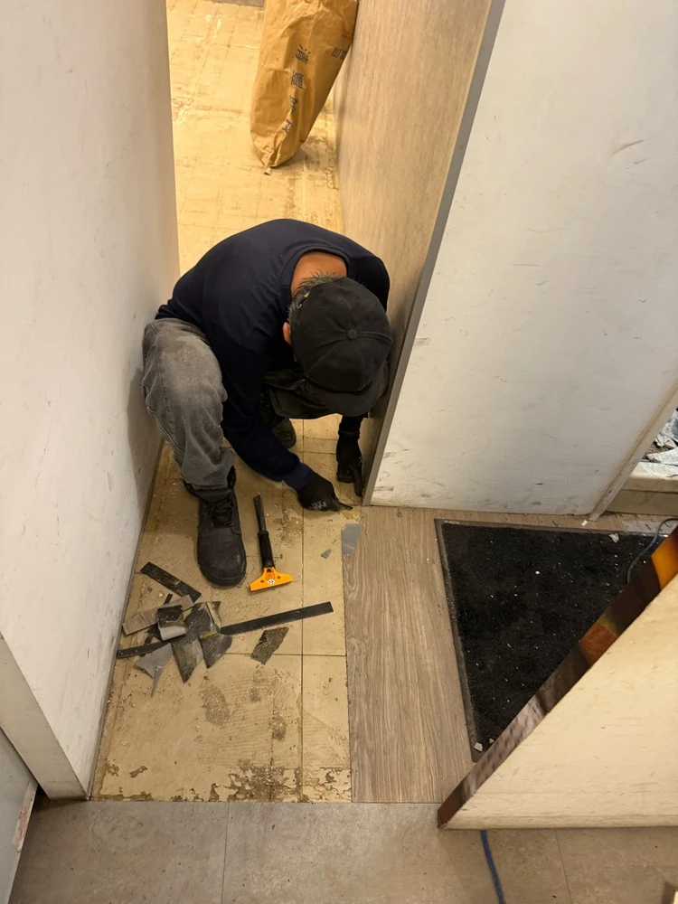 店面局部木作裝潢.木地板拆除、廁所打除見底、廣告紙剔除施工前、中、後