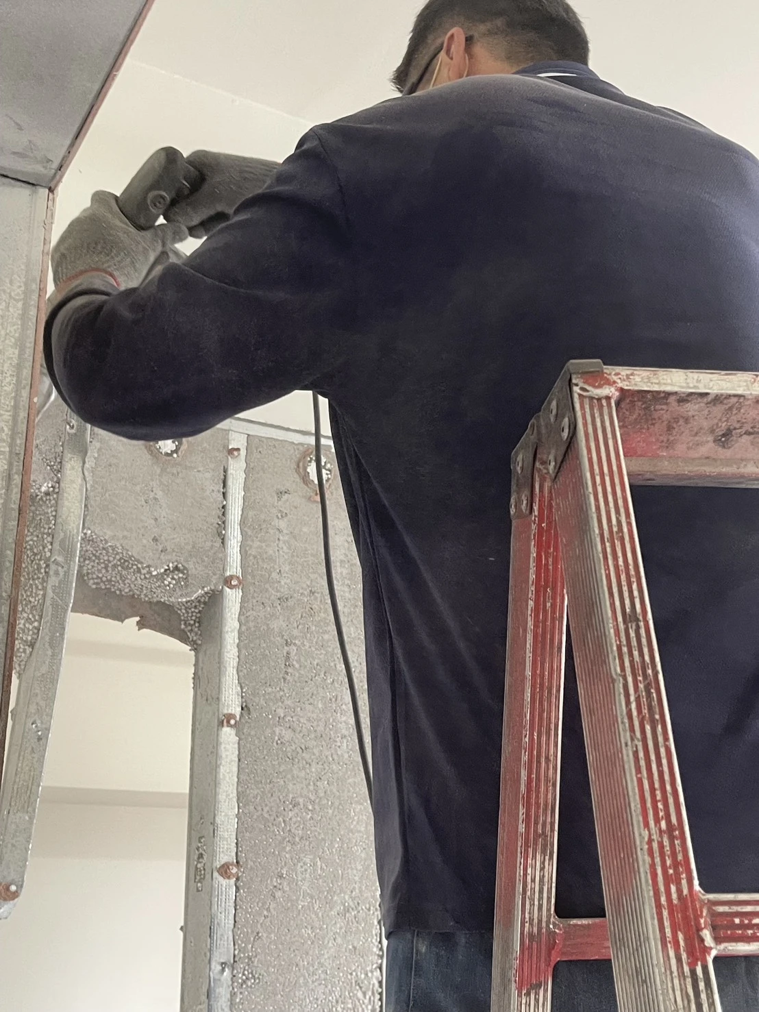 新建大樓局部輕隔牆拆除