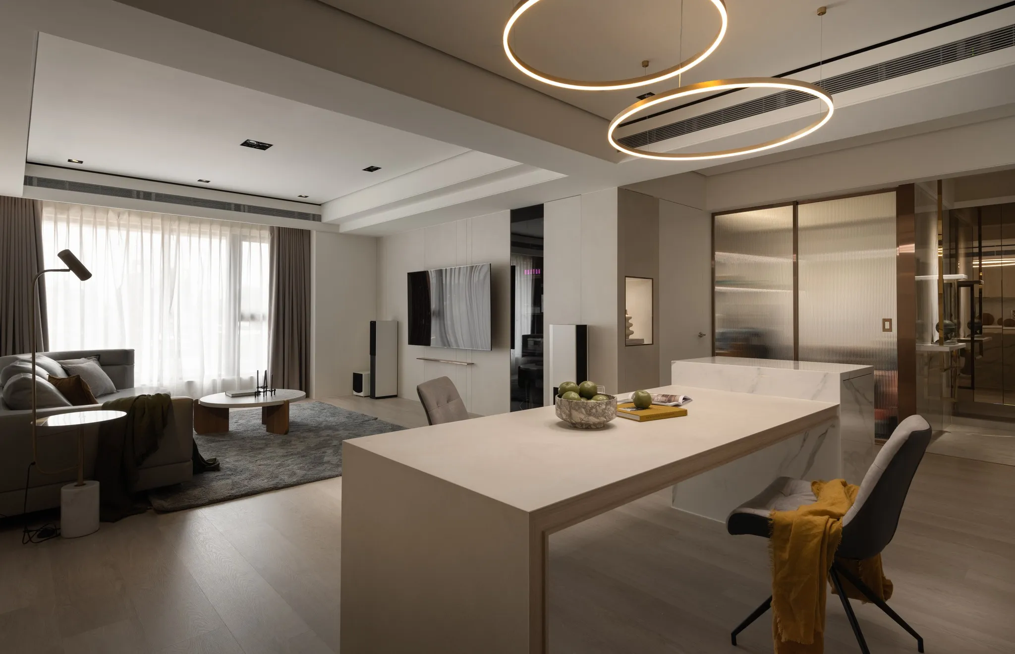 「專訪」漫淌伏藏的流弧光幕，台北 48 坪透明系現代居所 - 之群設計